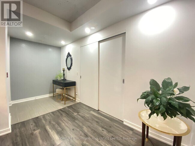 60-160 Niagara St in Toronto, ON - Building Photo - Building Photo