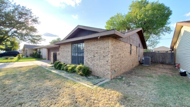 2042 Magill St in Odessa, TX - Foto de edificio - Building Photo