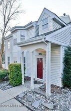 48 Tulip Ln in Freehold, NJ - Foto de edificio - Building Photo