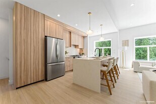 8924 Cedar St in Mission, BC - Building Photo