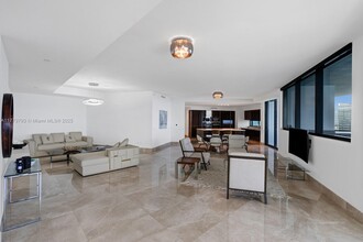 18555 Collins Ave in Sunny Isles Beach, FL - Building Photo - Building Photo