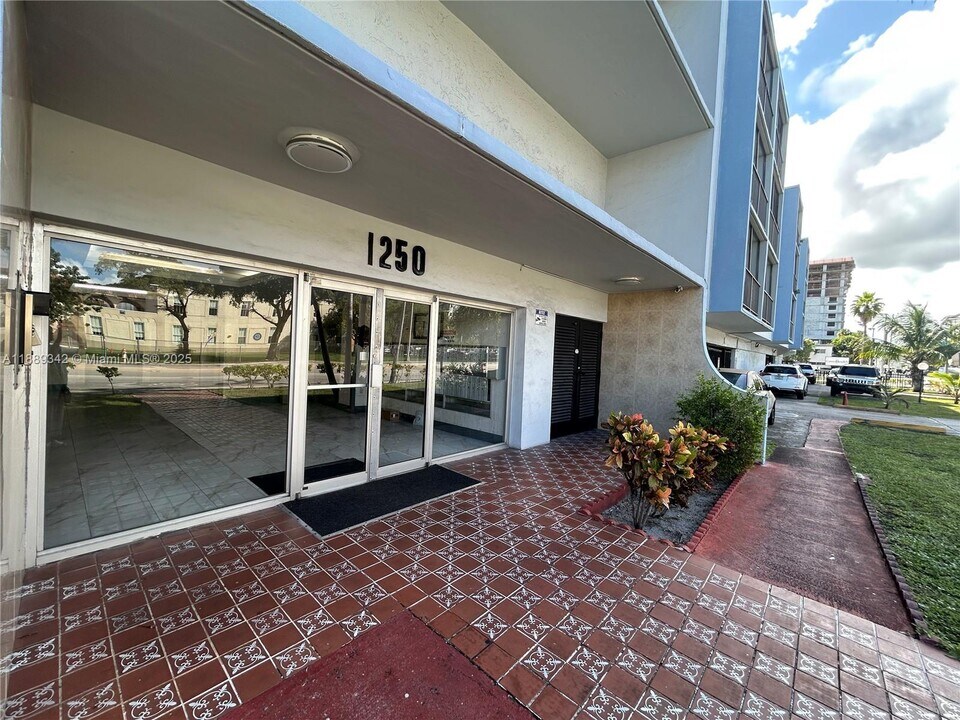1250 NE 125th St in North Miami, FL - Building Photo