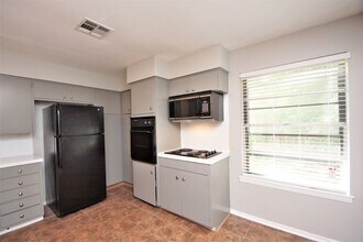 3202 Barton View Dr in Austin, TX - Foto de edificio - Building Photo