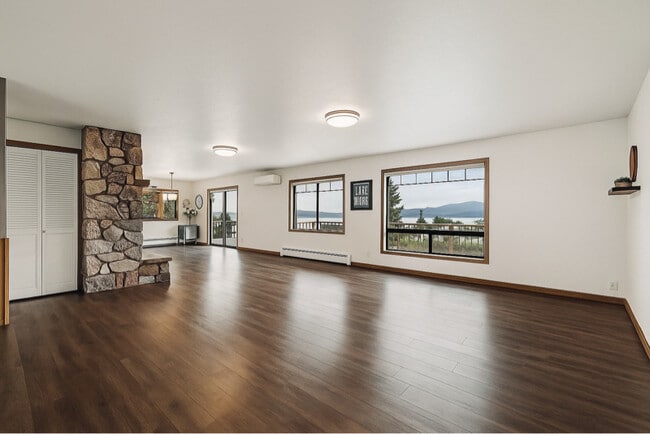 124 Woodacres Dr in Lakeside, MT - Building Photo - Building Photo