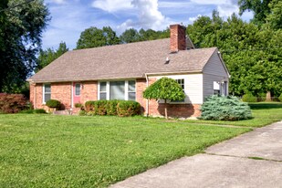 8006 Watterson Trail in Louisville, KY - Building Photo