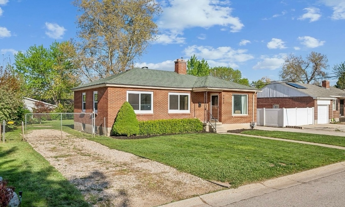 7420 S 240 E in Midvale, UT - Foto de edificio