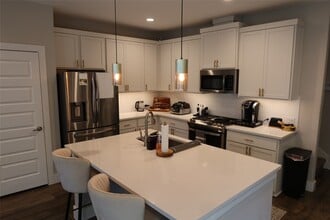 1511 E Sandalwood Ln in San Antonio, TX - Foto de edificio - Building Photo