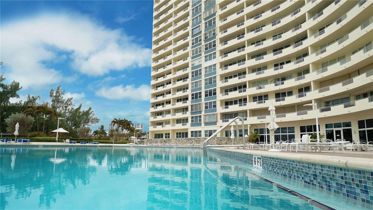 3180 S Ocean Dr, Unit #810 in Hallandale Beach, FL - Foto de edificio
