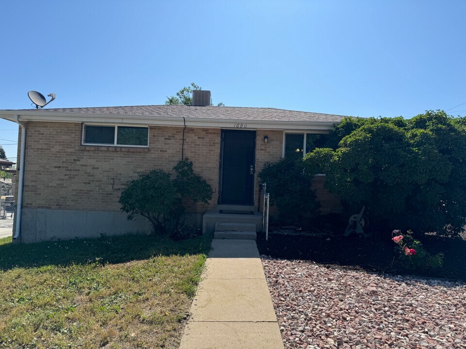 1690 S Dale Ct in Denver, CO - Building Photo