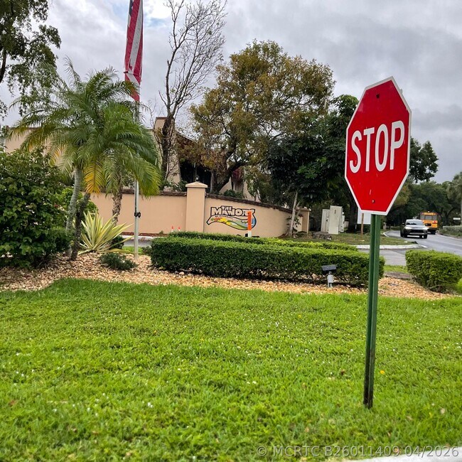 property at 4008 Inverrary Dr