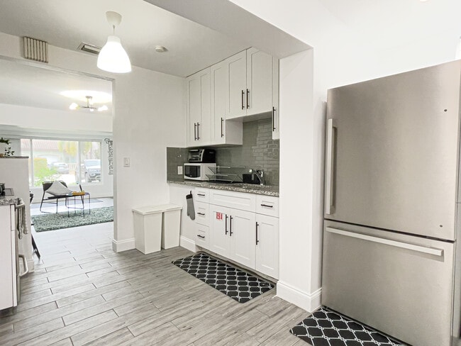 854 SW 11th Ct, Unit A in Fort Lauderdale, FL - Foto de edificio - Building Photo