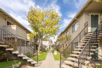 Cedar Apartments in Clovis, CA - Foto de edificio - Building Photo