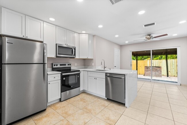 3568 Carlton Rd in Lake Worth Beach, FL - Building Photo - Building Photo
