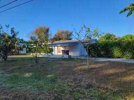 25 Maple Ave N in Lehigh Acres, FL - Building Photo