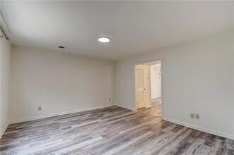 115 S Mendenhall St in Greensboro, NC - Foto de edificio - Building Photo