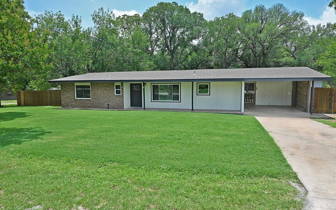 5204 Bedford St in Kingsland, TX - Building Photo