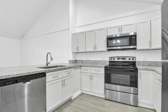 13737 Yarmouth Dr in Wellington, FL - Building Photo - Building Photo