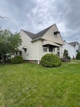 871 E 232 St in Euclid, OH - Foto de edificio - Building Photo
