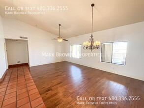 1306 E Sunburst Ln in Tempe, AZ - Foto de edificio - Building Photo