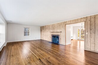 110 Hegemans Ln in Glen Head, NY - Building Photo - Building Photo