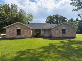5890 Helbig Rd in Beaumont, TX - Building Photo