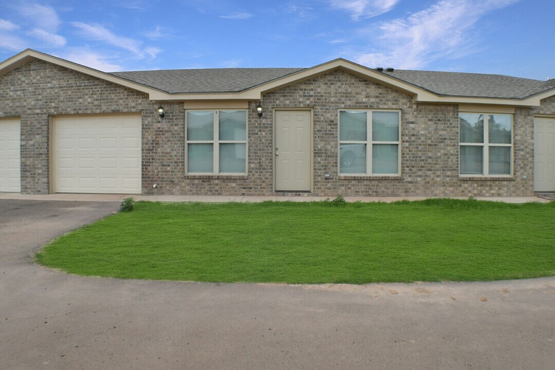 606 Ashland Ave in Friona, TX - Building Photo