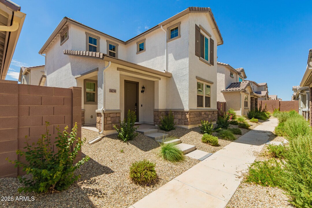 14236 W Buckskin Trl in Surprise, AZ - Building Photo