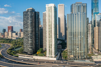 The Park Shore Condomiums in Chicago, IL - Building Photo - Building Photo