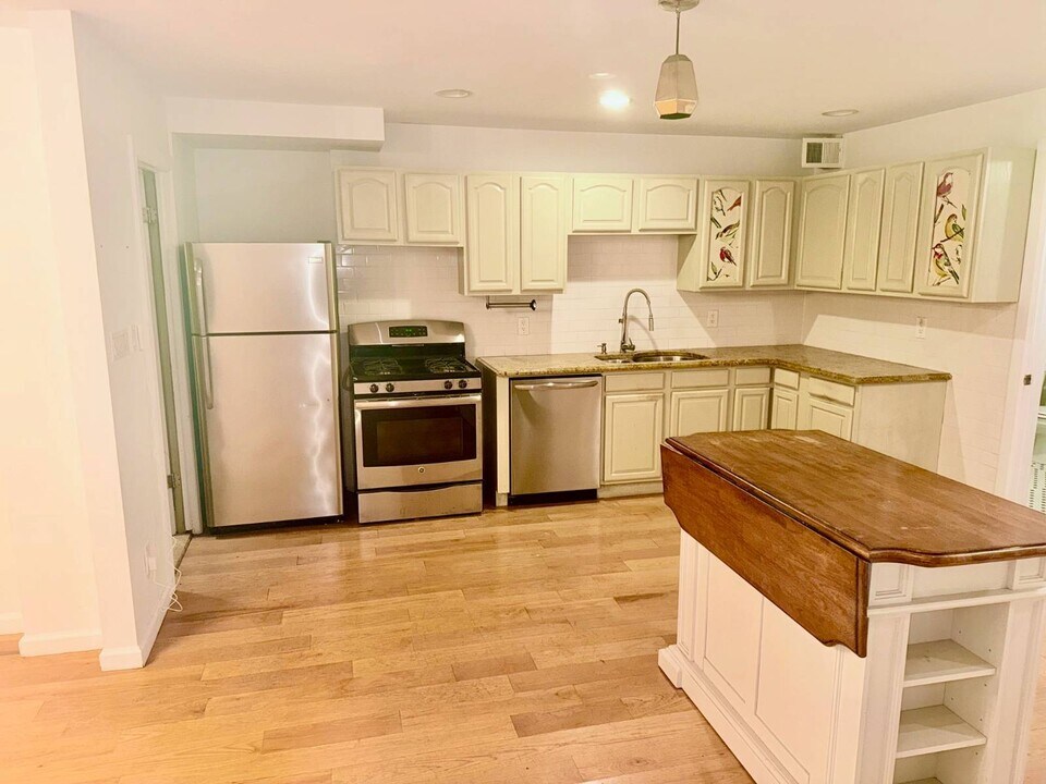 556 Decatur St in Brooklyn, NY - Building Photo