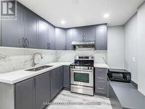 7 Dunlop Ct in Brampton, ON - Building Photo - Building Photo