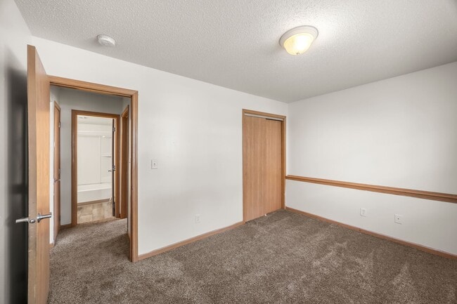 Clover Creek in Des Moines, IA - Building Photo - Building Photo