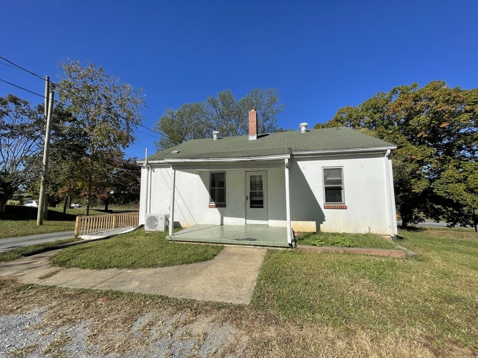 177 Daniels Pl in Madison Heights, VA - Building Photo