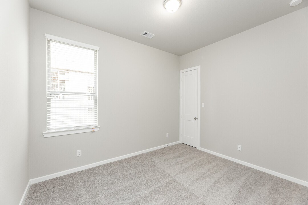 1926 Waters Branch Dr in Sienna, TX - Building Photo