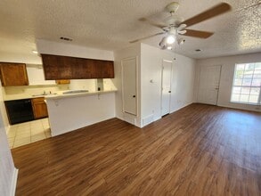 616 SE Gardens Blvd in Burleson, TX - Building Photo - Building Photo