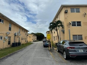 3855 SW 79th Ave, Unit 8 in Miami, FL - Foto de edificio - Building Photo