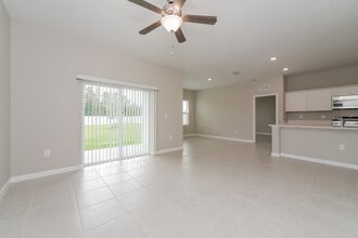 348 Kenilworth Dr in Kissimmee, FL - Foto de edificio - Building Photo
