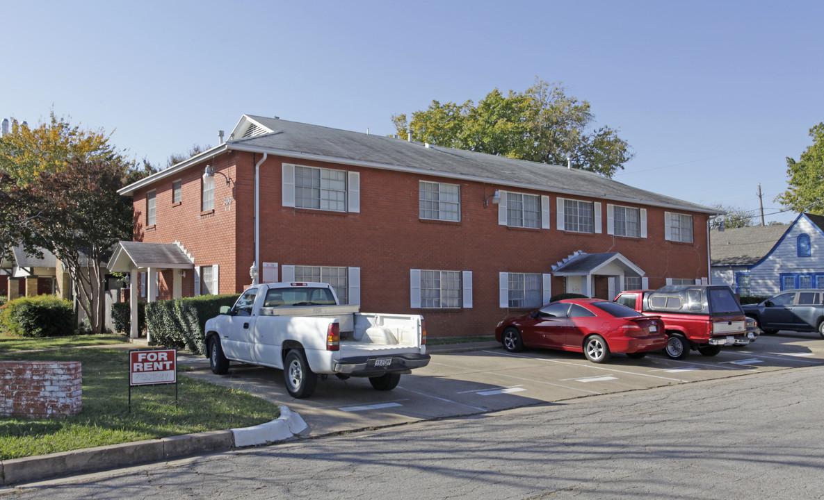 300 College St in Arlington, TX - Foto de edificio