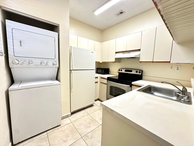 660 Cypress Club Way in Pompano Beach, FL - Building Photo - Building Photo