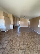 9510 Manihiki Ave in Bakersfield, CA - Building Photo - Building Photo