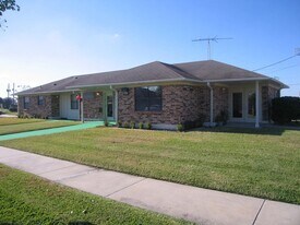 1207 Miracle Dr in Edna, TX - Building Photo