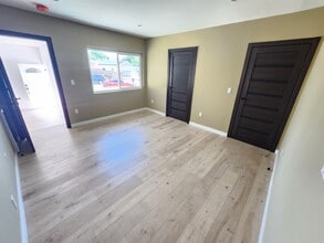 8221 Alcove Ave in North Hollywood, CA - Foto de edificio - Building Photo