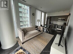 28 Wellesley St E in Toronto, ON - Building Photo - Building Photo