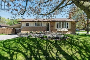 5 Parkway Crescent in Clarington, ON - Building Photo