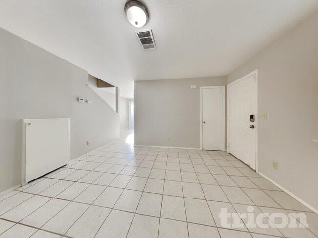 1872 Little John Way in Brentwood, CA - Building Photo - Building Photo