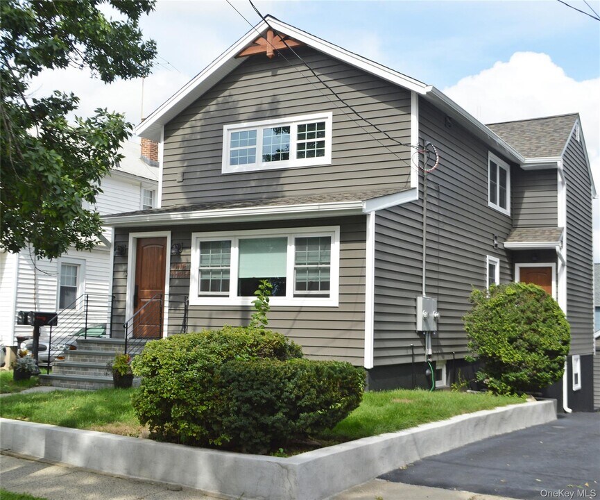 13 Flower Hill Pl in Port Washington, NY - Building Photo