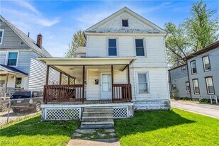 352 7th St in Elyria, OH - Building Photo
