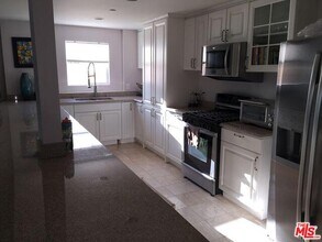 8420 Blackburn Ave-Unit -302 in Los Angeles, CA - Building Photo - Building Photo