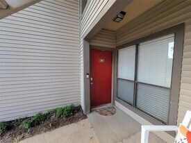 2025 Augusta Dr, Unit 303 in Houston, TX - Building Photo