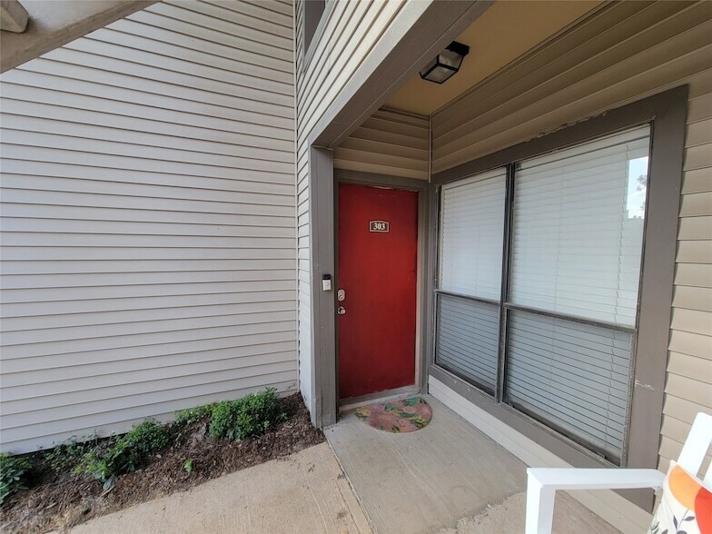 2025 Augusta Dr, Unit 303 in Houston, TX - Building Photo