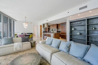 495 Brickell Ave, Unit 4204 in Miami, FL - Building Photo - Building Photo